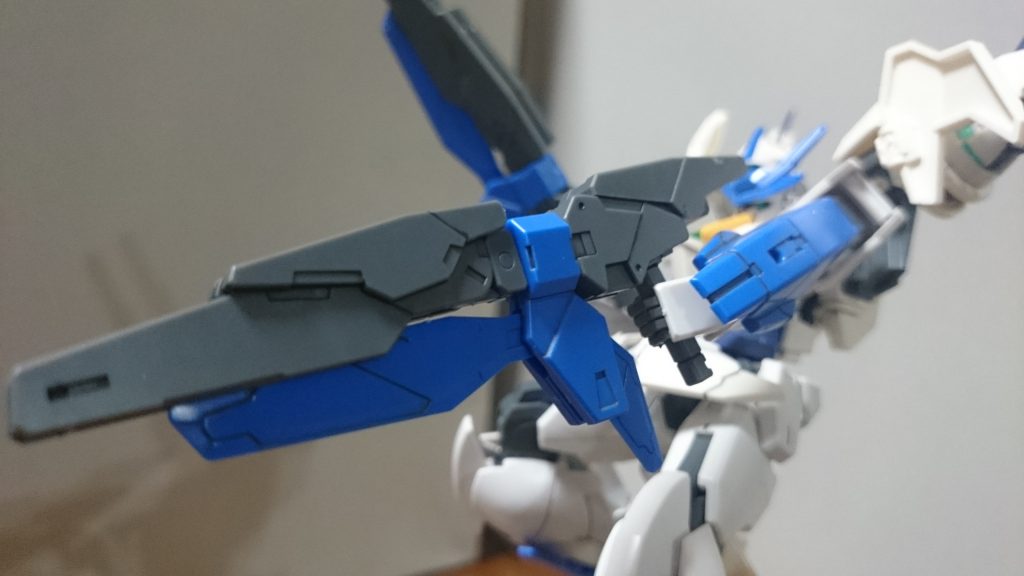 ・アームドウイングバインダー(メビウスビームキャノン)スカイのロングライフルを担う形態スね。アームドウイングバインダーは3種類のギミックがあるんスけど、、グリップは全て差し替えっス