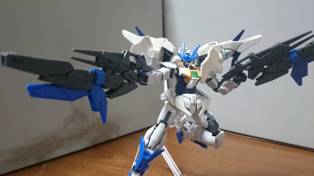 ・ビームライフルとの連結結構重量あるっス。ダブルオースカイは手首が結構弱いので普通に手首が負けたりポロリしたりするっスね余談。スカイのパーツも余剰&ボーナスパーツとして付属してるのでスカイのビームライフルやバスターソード、ロングライフルも組むことが出来るっス。ただし、ライフル類のセンサーはシールが付属しないので塗装が必要だし、バスターソードのエフェクトも付属してないっス。以前発売されたスカイ3種にはそれぞれバスターソード用のエフェクトが2つ付属してるので、そちらからひとつ分けてもらえばいいだけのことっス