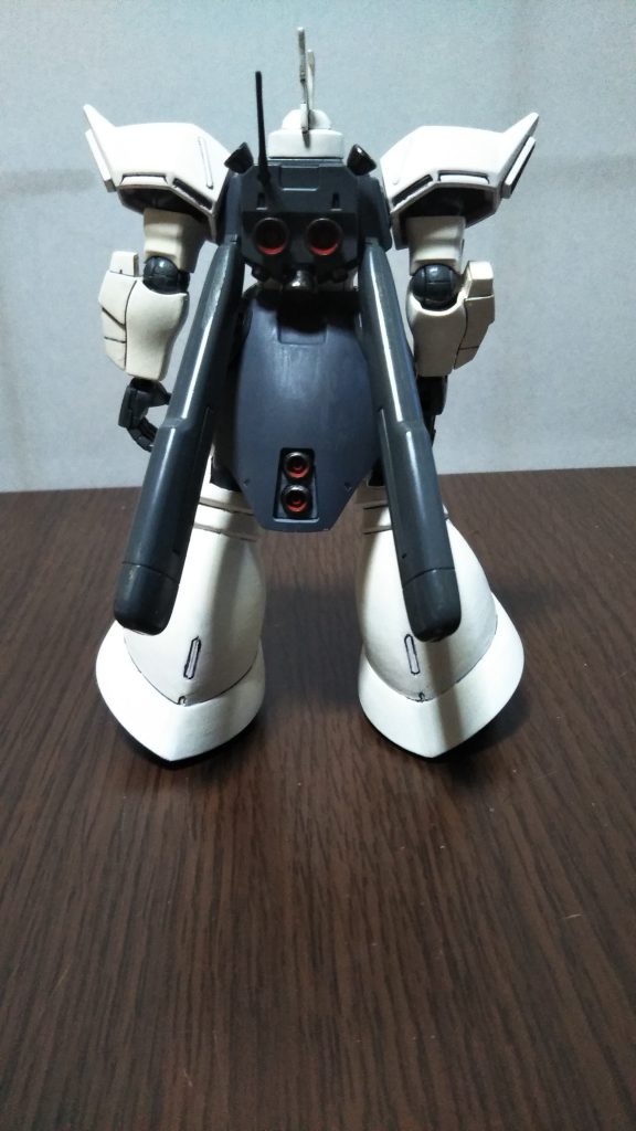 　リアビューです。　ゲルググ・マリーネともまた違うバックパックやプロペラント・タンクがカッコいいです。　そういえば、今回の投稿のためにいつも使用しているデジカメを使って撮影しようとしたところ、まったくピントが合わず、仕方なくスマホで写真を撮りました。もう１０年も使っているデジカメだったので、いい加減寿命が来たのかな、と少し寂しさを感じると同時に、「え・・・？このスマホ、あの旧式デジカメじゃ比較にならないほどキレイな写真が撮れる・・・！」と、最近の機械の進歩に驚いてしまいました（笑）・・・。 