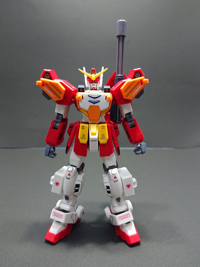 正面より。作成は素組、筆塗りでの部分塗装になります。ツインアイ、センサーのみシールを使いました。サイドアーマーなどはエナメルのフラットブラックで塗っています。握り手はビルドナックル。あとは市販のデカールを使いました。