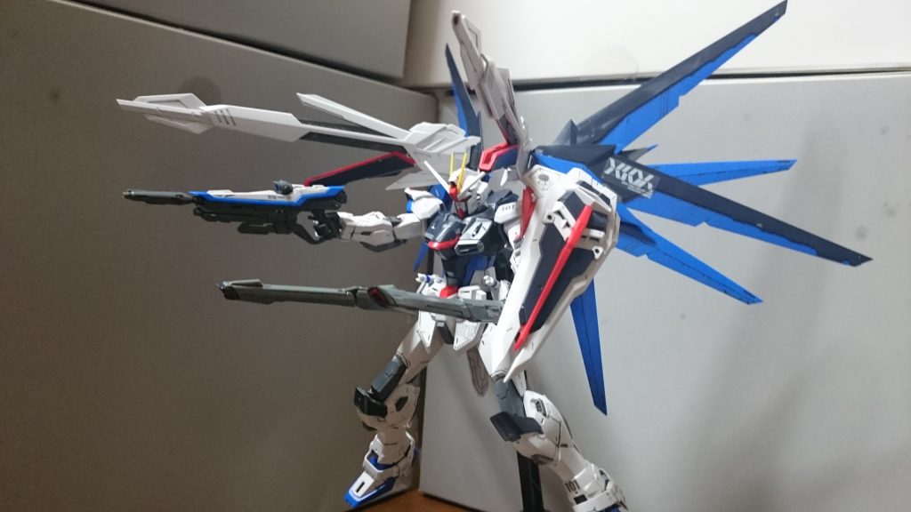 ハイマットフルバースト!やっぱり迫力あるっスね。あとバラエーナについてる小羽。最初は別に良くね?って思ってたんスけど、改めてハイマットさせると、肩にめちゃくちゃ干渉して邪魔すぎる!デザイン的には別に良いんスけど、機能的にはすごーくいらない……