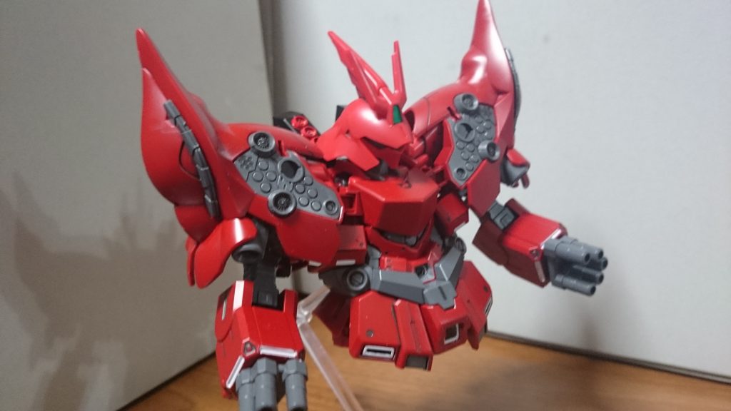 うまい具合に引っ掛けてるので、スタンドで浮かせても大丈夫。傾けたりしたらわからないけど。前面の装甲で足が綺麗に隠れるのでジオングぽくなったっスね。ただ、後ろの方はなにもないので、個人的には肩パットがついたメカニカルなエプロンのように思える……