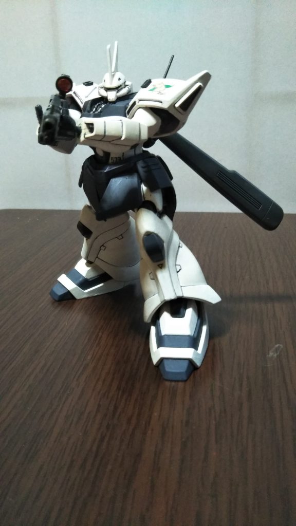 　最後までご覧いただき、ありがとうございました。　このゲルググ・イェーガー（シン・マツナガ機）、かつては知る人ぞ知るマイナーなパーソナルカスタム機でしたが、最近では各種ゲームやマンガ作品への登場機会も増え、なんとプレバンで正式にキット化を果たすまでになりましたね。　人によっては、こういった「後付け設定」的なバリエーション機はちょっと・・・という方もいらっしゃるかもしれませんが、個人的には「往年のエースパイロットが、あの名機に乗っていたら・・・」と想像を膨らませられるこういった設定はかなり好きです。　最後になりますが、本作品をご覧になっての感想などいただけますと幸いです。　さて、前前前世、いえ、前前前回「局地戦闘型ドム」を改造して製作した「プロトタイプ・ドム」のあまりのドムですが、完成度は今日の時点で５３％といったところでしょうか・・・。　仕事が忙しくてしばらくまともに模型を触れなかったこともあり、改造ヵ所が遅々として進みません・・・。なんとか正月休みに作業を進めたいところです。　というワケで、また次回も過去作の投稿になるかと思われますが、ご興味があれば是非またのぞきに来てください。 