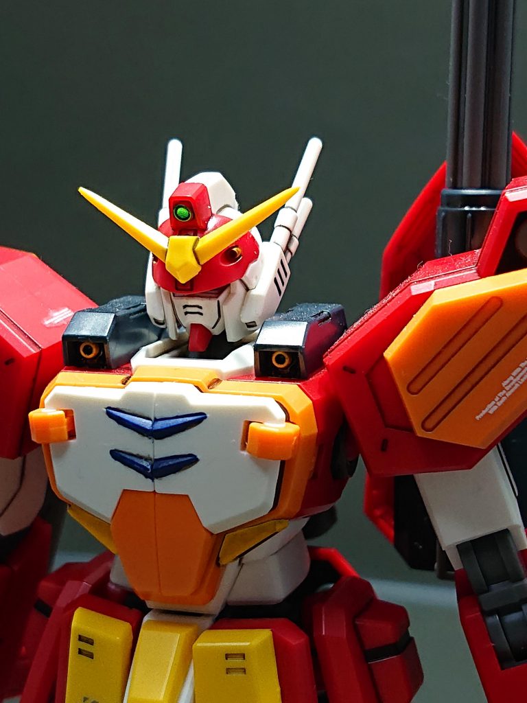 バストアップ。胸のブルー、頭部と肩口のバルカン、胸のダクトを筆塗りしてます。あとはアンテナのシャープ化したのみです。