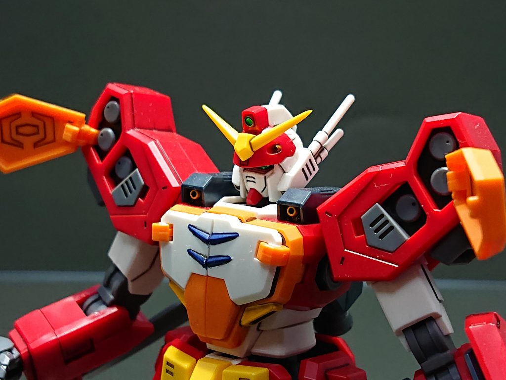 肩のマイクロミサイルは、下地をフラットブラックで塗りました。写真では微妙ですが、いい感じでミサイルが際立ちました。