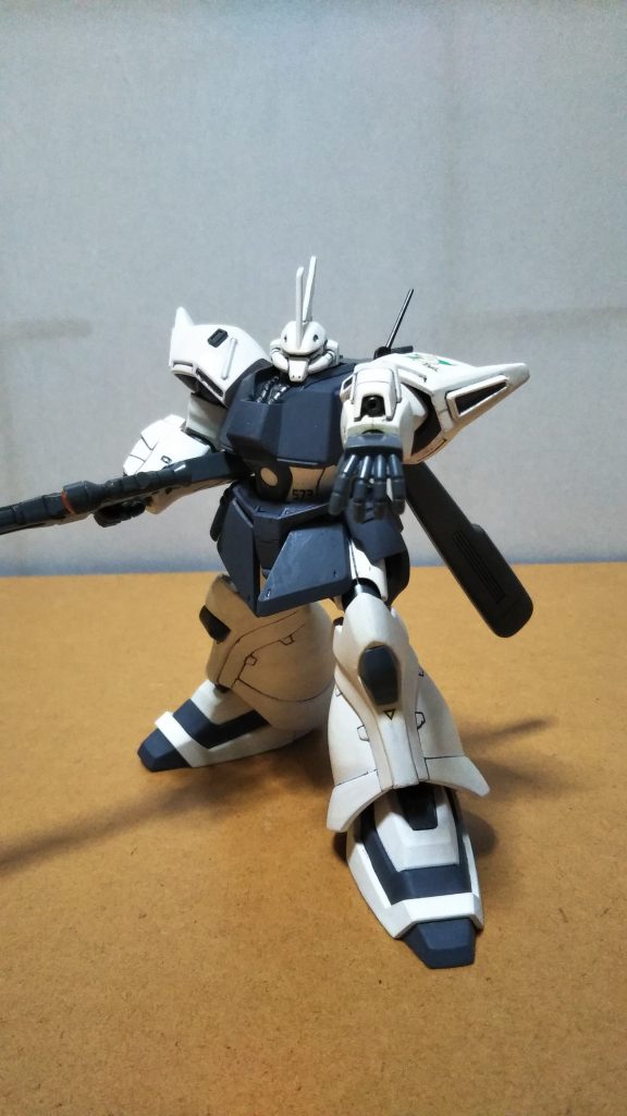 　ビーム・スポットガンです。　別パーツ化していたので、黒鉄色で塗り分けました。　改めて考えると、一年戦争時代のモビルスーツでこのサイズのビーム兵器って装備可能だったんでしょうか・・・？ 