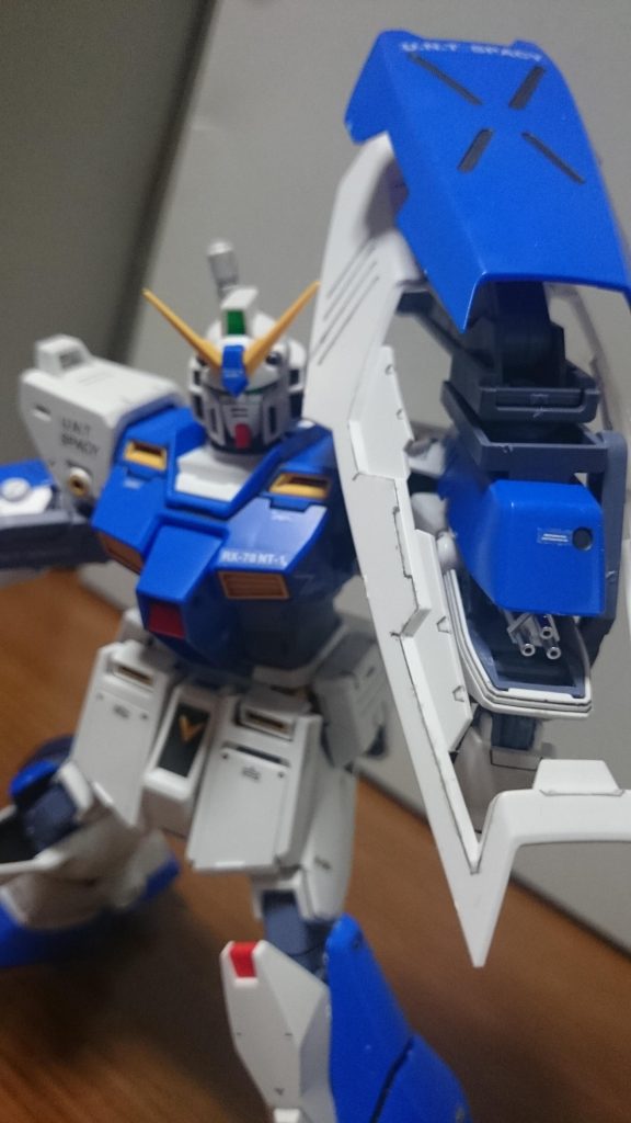 ・腕部ガトリングガトリングパーツとバックパックのバーニア外周パーツはメッキ加工されてるっス。またシールドはガトリング用の開閉機構が追加。……というかアレックスって劇中だと腕ガトリングとビームサーベルしか使ってないんスよね。