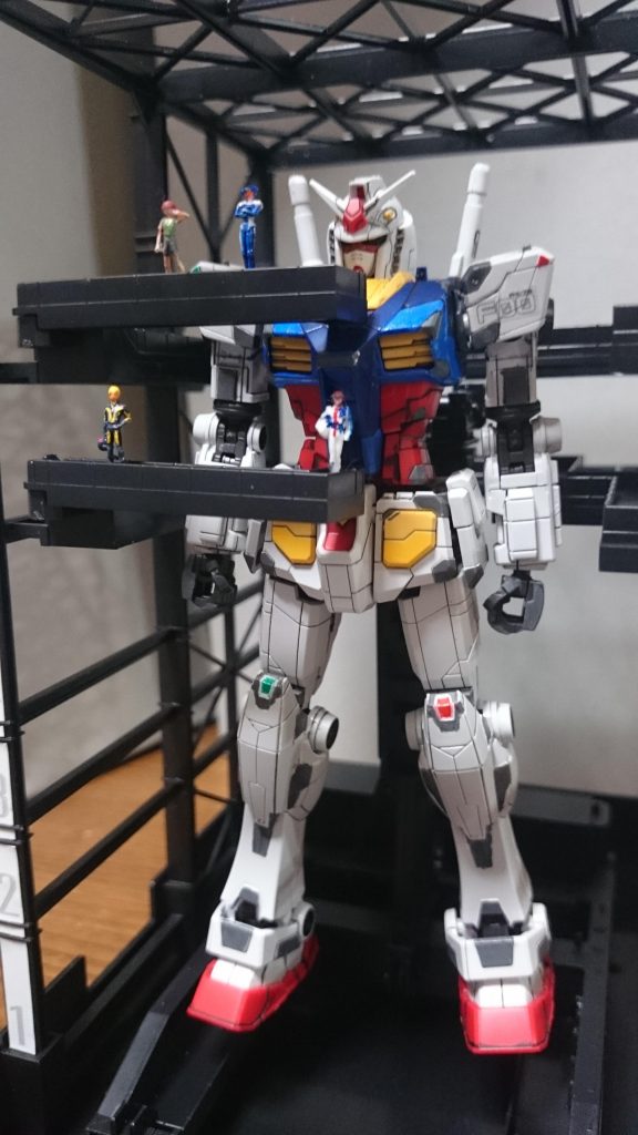 キャットウォークとコクピットの位置を合わせるにはジョイント位置を上に合わせるっス。折角なのでRGに付属する1/144のヒイロ、キンケドゥ、リディ、アムロ(CCA)をキャットウォークに。そのままでは乗せられないので、フィギュアの台座の部分を限界までカットしてるっスそれでは以下アクションっス~