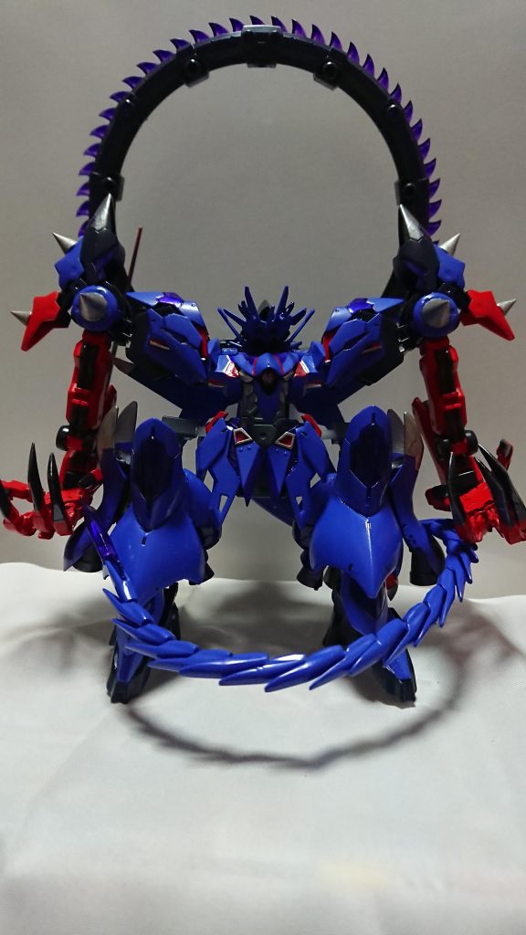 グランザムアーマーアルスアースリィアーマーとサタニクスユニット、ゼルトザムアームズ、その他ジャンクパーツを組み合わせて制作してます。肥大化してしまったので通常のスタンドは使えず肩幅と脚部を延長しています。 