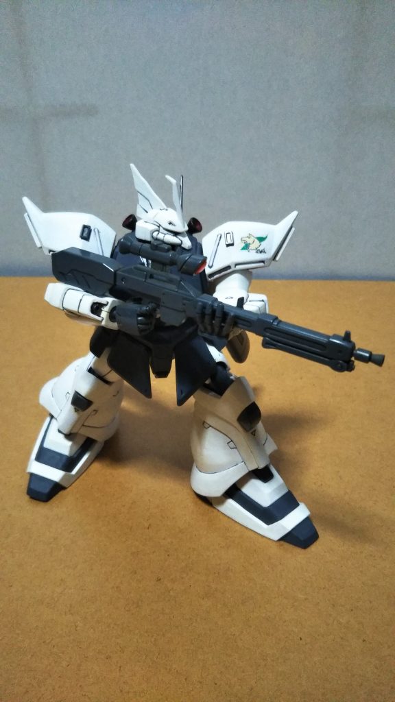 　狙撃ポーズです。　古いキットなので、さすがに後発のザクⅠ・スナイパータイプやジム・スナイパーⅡのような立て膝での狙撃姿勢はとれませんが、それでもなかなかサマになっています。　 