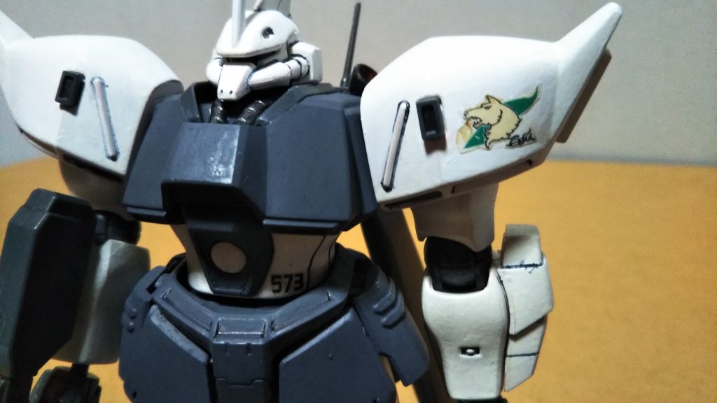 　パーソナルマークです。　さすがにシールの黄ばみまではキレイになりませんでしたが、かえって「オオカミの毛並み」っぽい色になってくれたと無理やり納得しておくことにします（笑）。　さらに腰には、シン・マツナガ専用の高機動型ザクと同じナンバー（５７３）のマーキングが貼ってあります。 