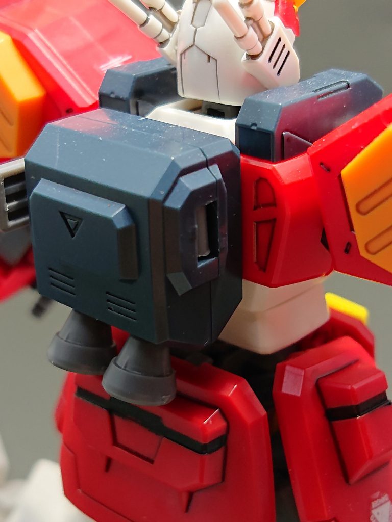 今後の拡張用(?)で空いていたバックパックの片側は某模型誌の作例を参考に、ランナーの切れ端を入れてディテールアップしました。(もうちょっとセンスよく改修したいですね・・・)冒頭で説明したテーマですが、結果うまくいきました。ランナーから切り離し→組み立て→墨入れ+塗装、だと細かい箇所は結構手間でしたが、ランナー状態での墨入れ+塗装のほうは持ち手などかなり簡単にできました。HGなら結構ありですね。またゲート後処理も、2度切り→3度目はデザインナイフ→流し込みタイプのタミヤセメントで目立たないようにすることができました。新しい作り方でしたが、性に合うのかあまり期間をかけずに完成したプラモでした。今後もスキルアップを目指します。最後までご覧いただきありがとうございました。