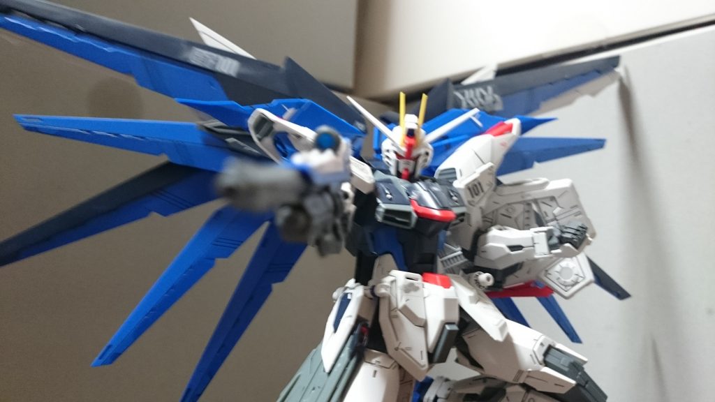 太陽を背に、翼を広げライフルを向けるタイトルバックすごく好きっス