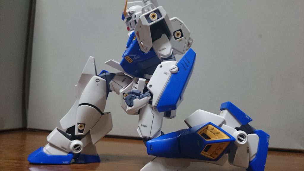 ・膝立ち元のイラストの様にはいかず……というかこのキットのアレックスはけっこうマッシブな体型してるっス