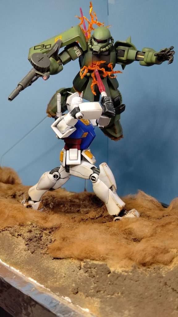上から降りかかってくるザクを迎撃するにはかなりの衝撃があるんじゃないかと思い、脚の開脚具合に重点をおいて作ってみました。 