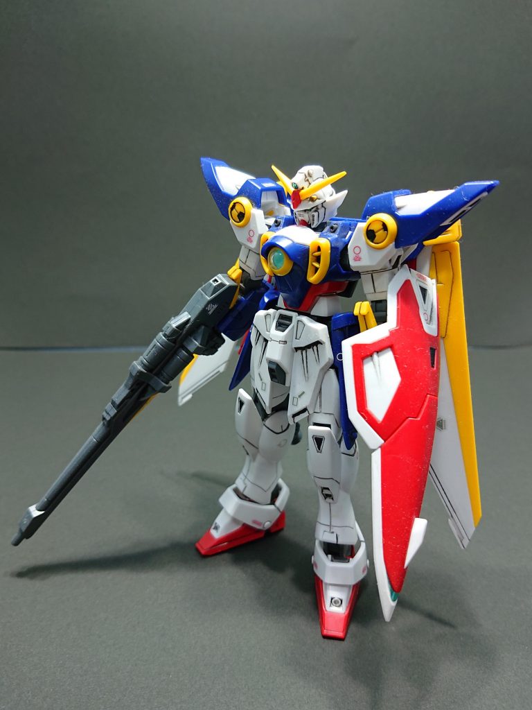 作成は素組で、要所要所のポイントで筆塗りとエアブラシで部分塗装しました。ツインアイ、センサー、胸の〇以外はシールを使わずに塗り分けしました。また市販のデカールセットを使ってアクセント入れましたが・・・色々センスが欲しいです(汗)