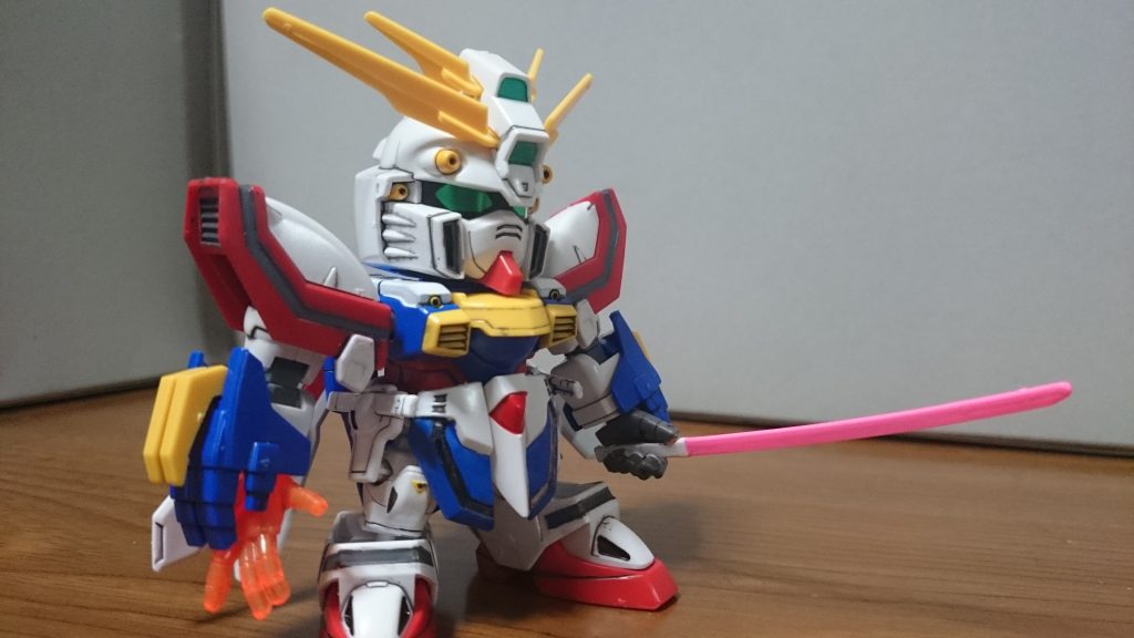 ・SD Gジェネシリーズ・ゴッドガンダム塗装箇所は……・レッド……股間、マルチフライヤーの○・ブルー……フロント・リアアーマー、胸部内部・グレー……頬ダクト、肩・アンクルアーマーのライン、肩スラスター、コアランダーのバーニア、後頭部ダクト、ハンドパーツ(一部)・ホワイト……バルカンカバー、肩小型スラスター、ビームソード(ハンドパーツ)・ヘビーガンメタリック……フロントアーマーのライン・ブラック……スリッパの白い部分側面・イエロー……バルカン、ハイパーモード用差し替え胸部パーツ、膝▽・ピンク……ビームソード刃・メタグリーン……頭部センサー、マルチフライヤー基部、コアランダーのキャノピーくらいっスね。シールはツインアイのみ使用。足の付け根が通常のSDとは違い、リアアーマーに接続するというもので、可動範囲が広いっス