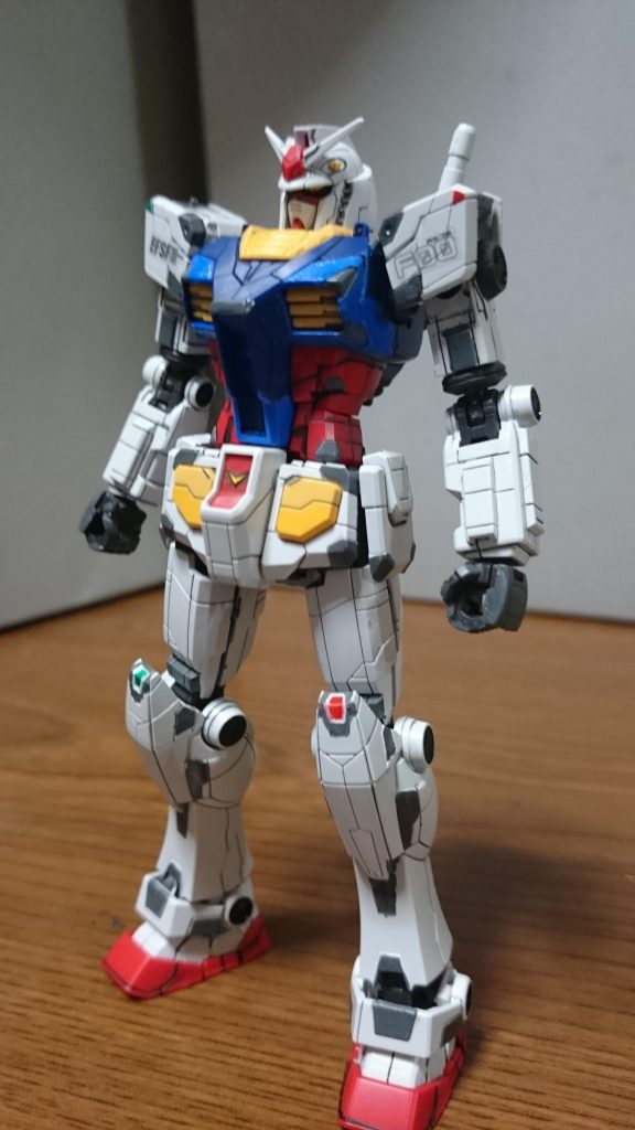 ・RX-78F00横浜ガンダムっス。白と青、黄色、関節系はRGのように2色ずつ使われてるんスけど、今回は青と黄色の塗り分け、+装甲のグレーの部分・センサー類を塗装。付属のマーキングシールを両肩に使用してるっス