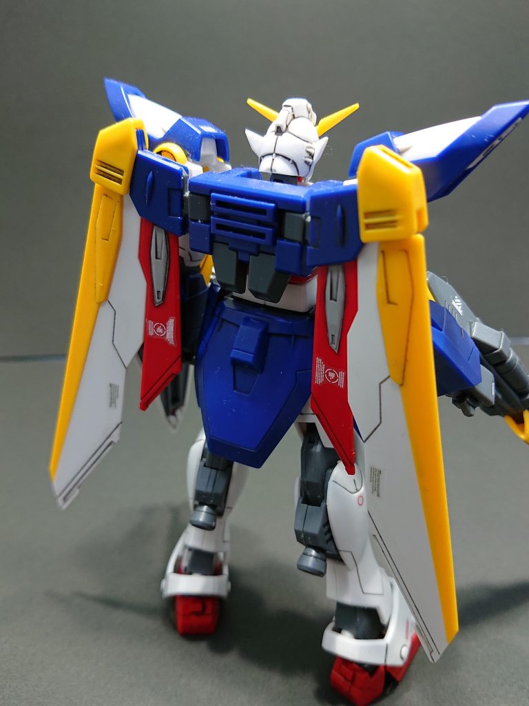 テーマ通り、墨入れにタミヤのスミ入れ塗料のブラックを使いました。細かな隙間まできれいに線が入るのでやってて気持ちよかったです。またうまくいかない箇所はケガキ針つかうなどのテクニックも学べました。後ろのポイントはウイングの塗り分けで、本来ホワイトの箇所をグレーに変えて色数を増やしました。