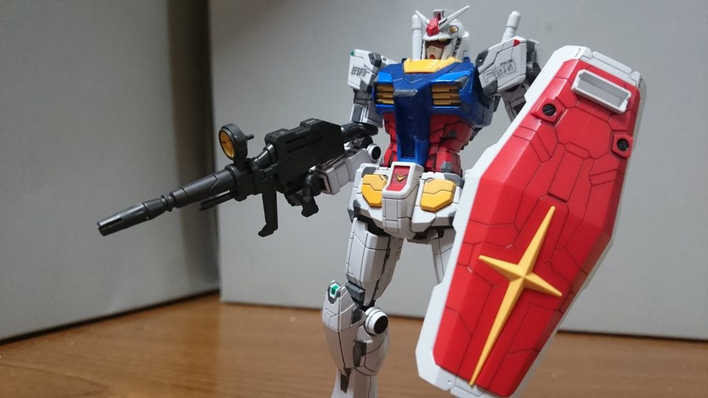 ・ビームライフル&シールド装備シールドは前腕のカバーパーツを外して、そこに露出した3mm穴とハンドパーツで保持