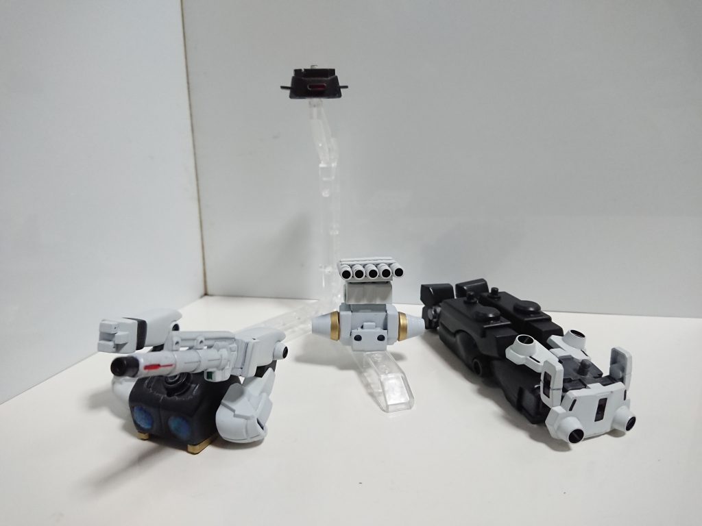 セパレートモード各部位を少し動かす程度の簡単機構にしました。レッグキャリアーの変形はガンプラじゃ無理です。