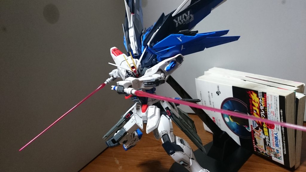 セイバー達磨斬り!やっぱりこのシーンは忘れられないっスね…ちなみにスタンドは支柱の根元から二段階で角度を変えられるんスけど、前の方に倒すとさすがに重みで倒れそうになるので、そこら辺にあった単行本を重しに…