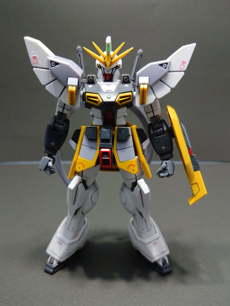 作成は素組で、頭部バルカンや肩、腰、シールドなどポイントで筆塗りで部分塗装しました。ツインアイとセンサーのみシールです。握り手はビルドナックルにしました。また市販のデカールでアクセントを入れてます。腕のゲート跡が目立つ・・・