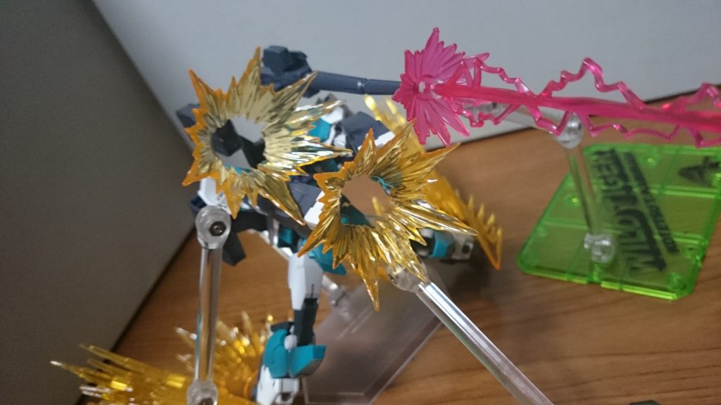 エフェクト盛り盛りでフルバースト！支柱のセッティングからフロントアーマーのポロりも合わさってこの1枚撮るだけに15分くらいかかった…