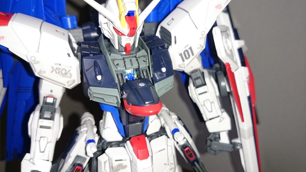 MGだからコクピット開閉ギミックも勿論アリ。中には「SEED Destiny」仕様のキラが。ただ、相当覗き込まないとお顔は見えない…