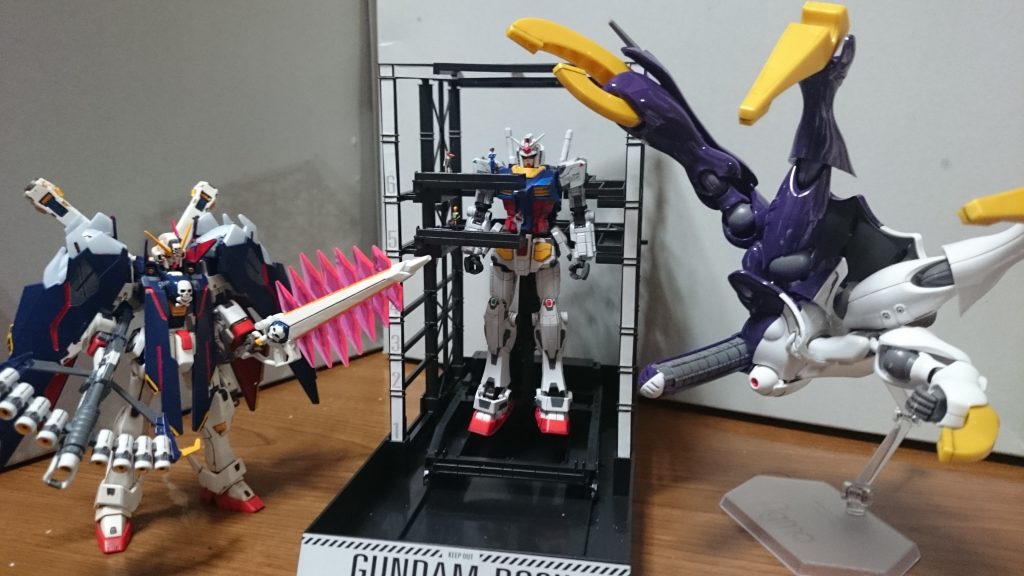 ↑RX-78F00と今年印象に残ったキットたち(X1フルクロスはHGUCではなくスカルハートとHGBFのニコイチ)今年はコロナやらで色々といやーな1年ではあったんスけど、自粛をきっかけにGUNSTAデビュー出来たり、今お気に入りのユーチューバーさんと出会えたりと、まぁ悪くない1年だったのではないかと。というかGUNSTAへの投稿をきっかけに2桁ほどあった積みガンプラが12月現在5、6にまで減ってたりw(ガンプラ以外の積みは依然山程だけど…)今年の作り納めはRX-78F00!……いや、作り納めというか、これからお蕎麦食べてからまた新年1発目の投稿用のガンプラを作り始める予定なんスけど、それはまぁ、アレよ。少年ジャンプや少年サンデーが年内の内に新年1号を発売するみたいな、そんな感じっス。何はともあれ、また来年も変わらず投稿していくっスよ。友達に送ってもらうように頼んでたキットもこの文を書いてるちょうど今届いたし。それではよいお年を。また来年もよろしくおねがいしまーす!