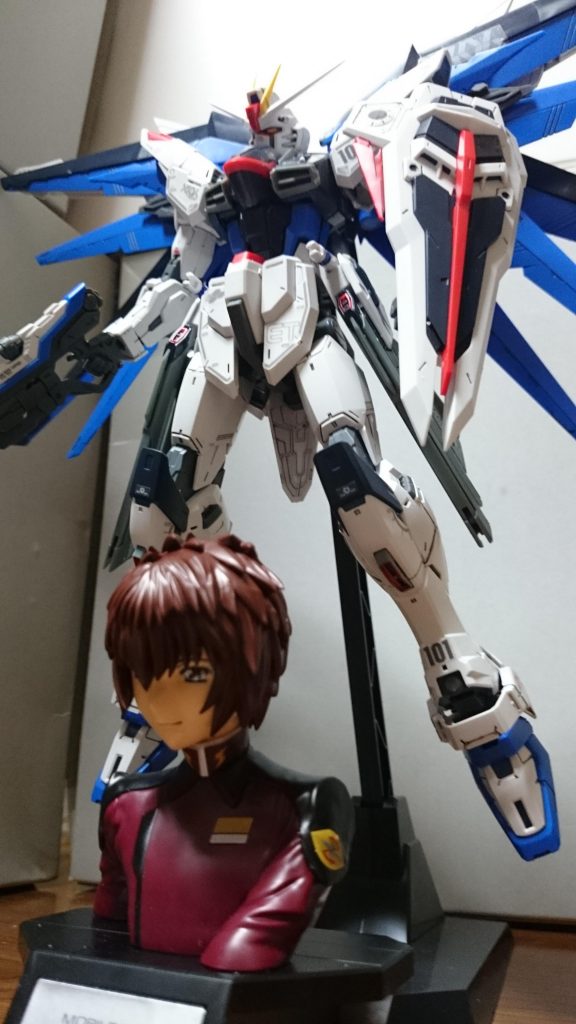 キラ(首から下はアスラン)といっしょに。キラのザフト制服&パイスーすごく好きっス!というかキャラが普段とは違う制服・パイスー着るのが好き!!他だとアスランのオーブ制服&パイスーとか刹那が2期一話で着てたCBのパイスーをアレンジした黒いヤツとか