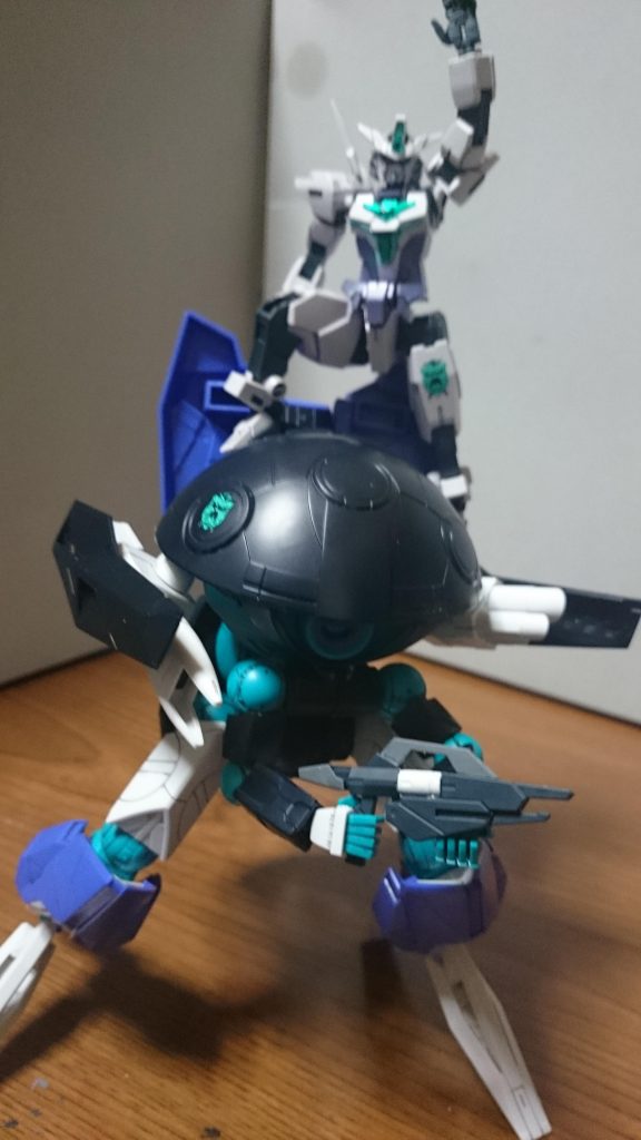 G-3のコアIIは宇宙フィールド特化仕様として新造されたとのこと。キットにはビルドダイバーズのエンブレムのシールが2枚付属してるっス。片方は予備としても、肥やしにするのはアレなので、ウォドムポッドにぺたり。それではいくつかのアーマーとドッキング・ゴー！