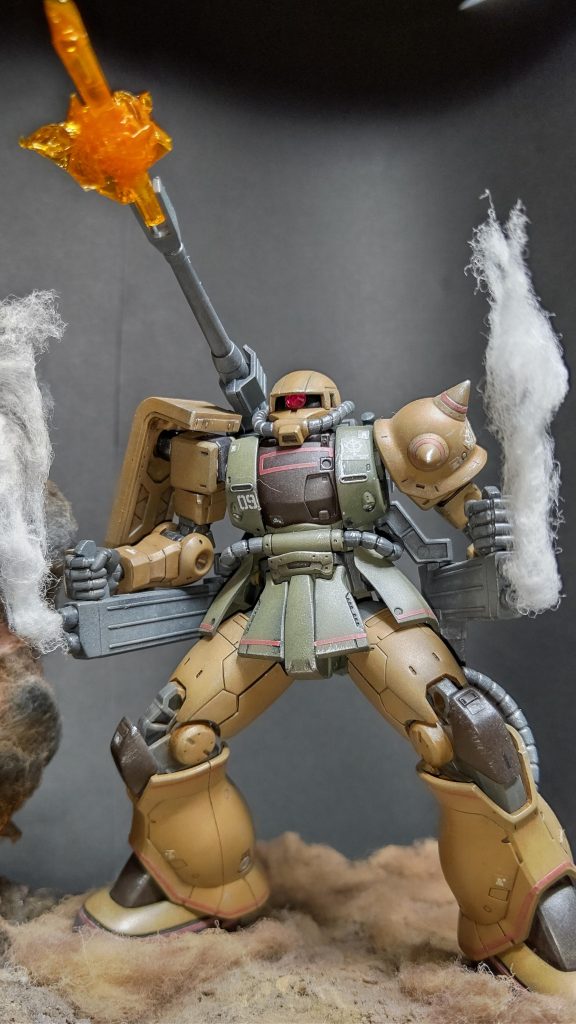 箱画に惹かれて購入。
素組みだけでもじゅうぶんかっこよかったので、モノアイ以外特にいじることもなくボディーのカラーリングをサンド系から量産型ザクに近い感じで全塗装しました。