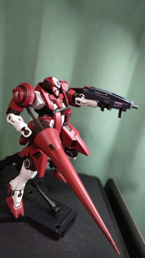 GNランスとGNライフル新規造形のGNランスはかなり長いです。実は、ランスの先っぽを折ってしましました。(´;ω;｀)