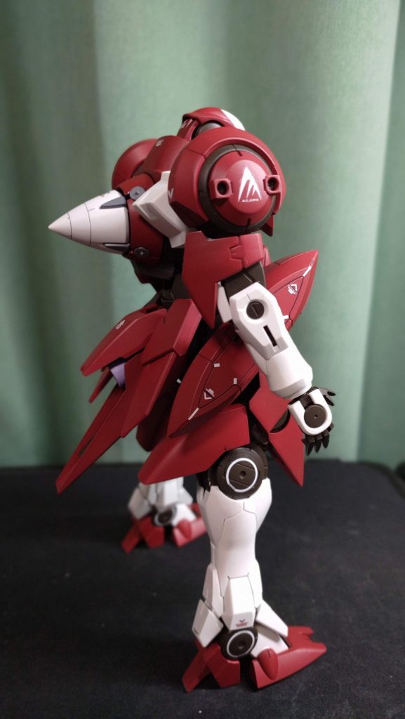 腰回りがなかなかごついです。腰回りの斜めに伸びた装甲がかっこいいです。