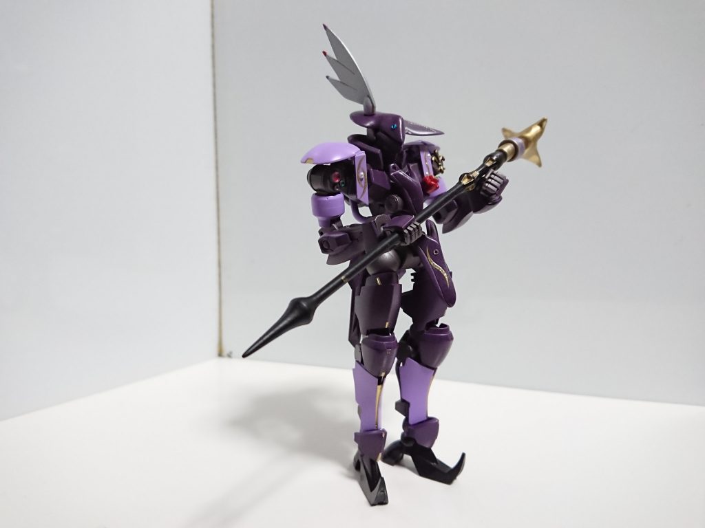 武装1 スッテキ幻影装置がバレた時は元機体の様な格闘戦を行います。杖先での刺突や支柱での殴打を行います。先端の鳥の目が幻影装置一部になります。エルドラブルートの槍の柄をパテとプラ材で作りました。