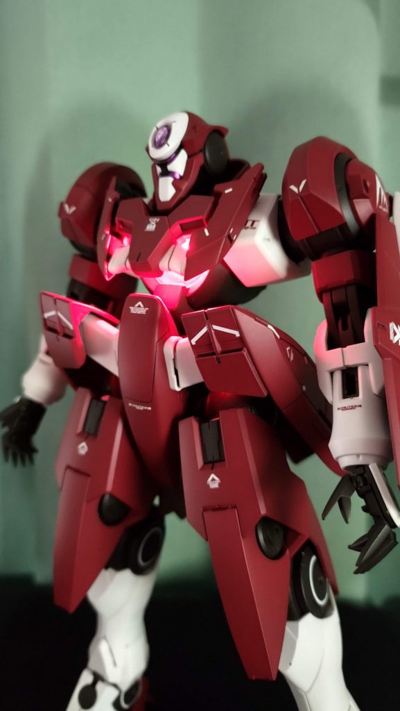 LEDライト赤を仕込んでみました。部屋を暗くするとなかなか良いものです。今年のイルミネーションはこれで決まりですね。