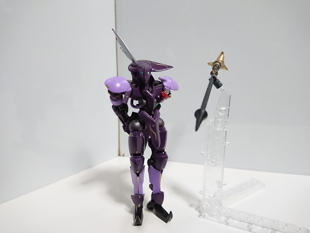 スッテキは頭部の羽で遠隔操作できファンネルのように操ることができます。