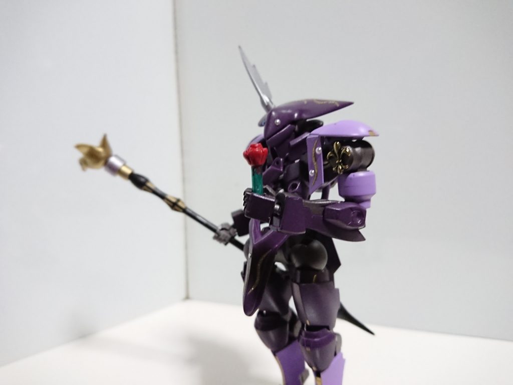 武装2 ビームサーベル胸の花飾りに仕込んであるサーベルでスッテキとの二刀流もできます。何かのサーベルをパテで花みたいにしてます。