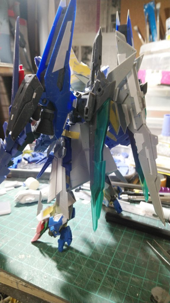 背面中央のスラスターはプラ板でスクラッチファフナーをイメージしました。ビルダーズパーツのテルティウムアームズは、百式系列と相性がよいです