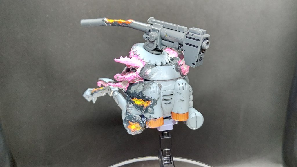 リアビュー。赤熱部分は赤、黄、グレーを筆で塗ったあとスポンジ等で境界をぼかして表現