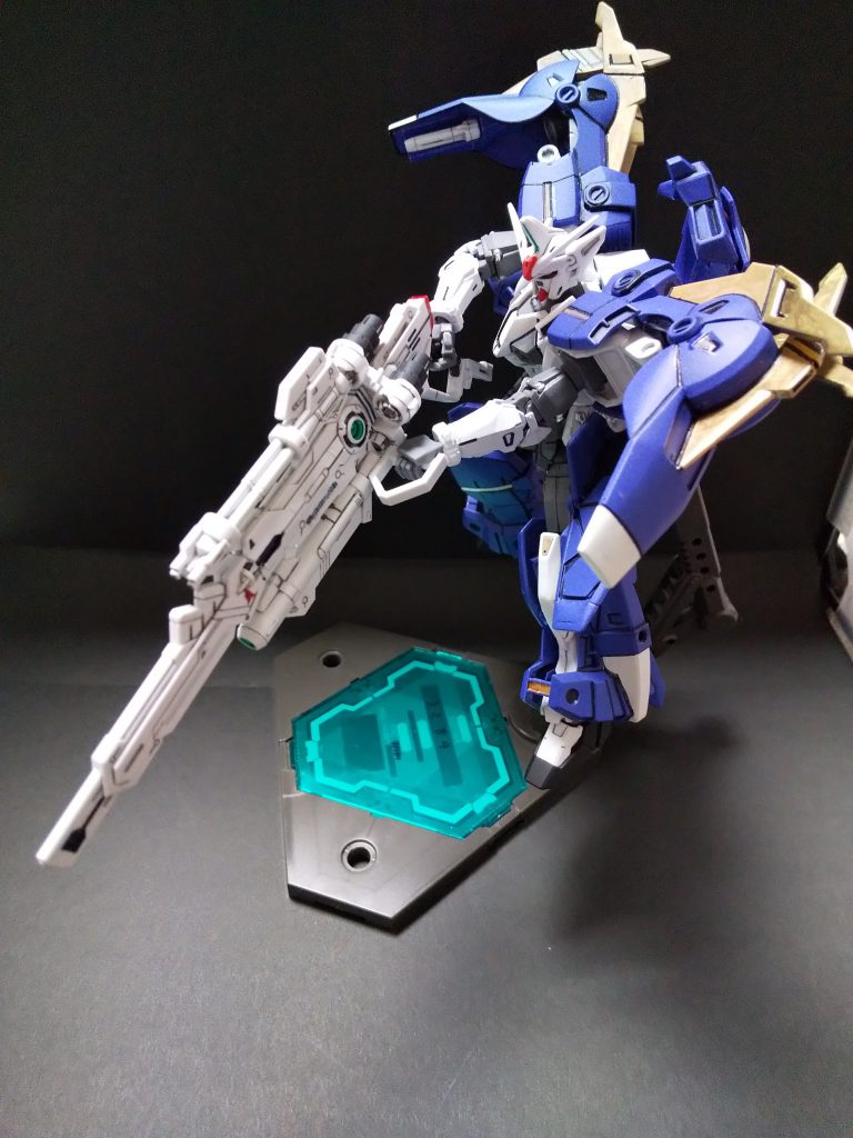 別角度から、左手も可動するグリップを握らせてます