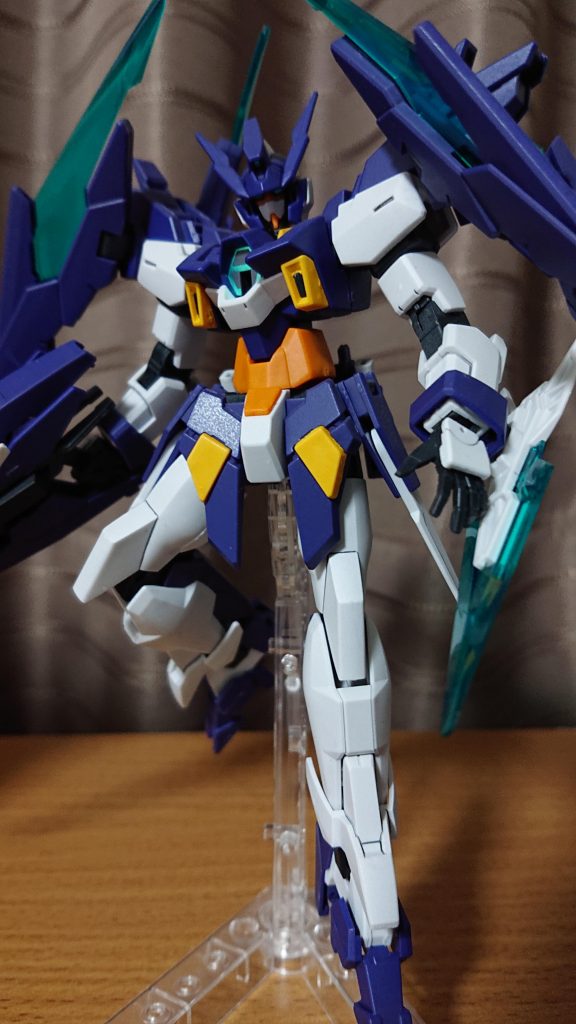 少し飛翔感のあるポーズで。