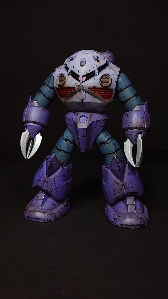 コホン。正面から。モチーフに反して、ウェザリングやチッピングでリアルさを出そうと頑張ってみました。マフラーの赤をインテークに採用した時は、色味が浮かない様気を付けています。