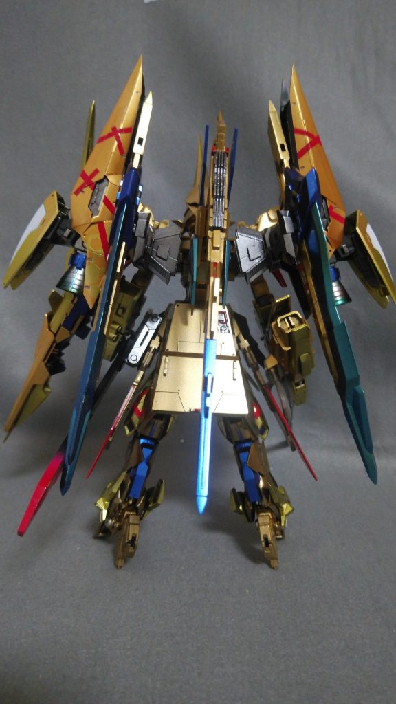 百式系列のバインダーは、大幅に改修され、空中での機動性はデルタ系列の約五倍とされる。しかし、背面中央のバインダーの空力制御で、スムーズな加速と減速を可能としている。戦術コンセプトは一撃離脱を基本戦術としている。圧倒的な防御力と殺人的な加速を活かし、敵中深くに突撃し、陣営をかき乱し離脱する。