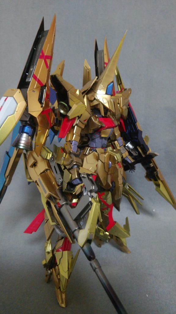 バックパックをパージすれば、左腰にマウントしてある、実体剣トツカノツルギで近接戦闘が可能、デッドウェイトであるバックパックをパージすることで機体重量が減り、機動性は一つも落ちない。また、トツカノツルギの刀身は、レアメタルと鋼の多重構造に加え、刀身を微妙にそらせることで、高い強度と切れ味を可能としている。また、刀身表面にミノフスキーミラージュを応用し纏わせることで微細な高周波振動を形成、実体剣でありながら破格の切れ味を誇る　