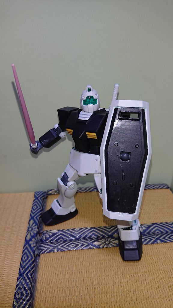 何にしてもこのHGジムは、可動がしやすいということでお気に入りのキットですωあとジムはシンプルなデザイン故に作りやすい。私みたいな初心者にはもってこいのキットでした。(シールドはオリジナル感を出したくて外装フレームを外してますが、ポリキャップ丸出しのわけのわからないことに(*_*))初めてのオリジナル塗装、改造をされる方は是非ジムを( ´∀｀)