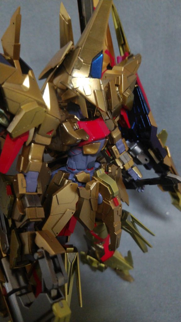 この機体最大の特徴は、大型化された頭部になる、玉麗は、その機体特性から、実に膨大な情報の速やかな処理が要求される。天ノ羽衣に至っては、常に機体表面を流動させるための演算処理及び、殺人的な加速を制御する為の空間認識力、敵中深く入り込んだ際の状況判断力をコンマ1秒のタイミングではじき出す必要がある、当然これらの情報を人間ができるはずもなく、専用のAIが搭載されている。Asart Leading Multiple Assistant 複合戦術予測処理　通称ALMAが搭載されている。以上妄想でした(^^)