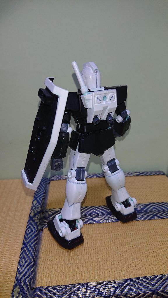 初めてのオリジナル塗装ということで、唐突に思いついた燕尾服イメージの黒配色をしましたが、案外普通の黒いジムになってしまいました(´Д｀)