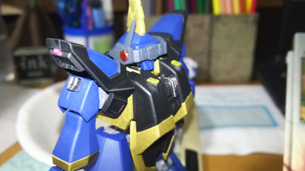 建機バーザムよろしく胸筋を盛ったり、肩や背面にクリアランナーのタグを刻んで貼り付けたりしました。